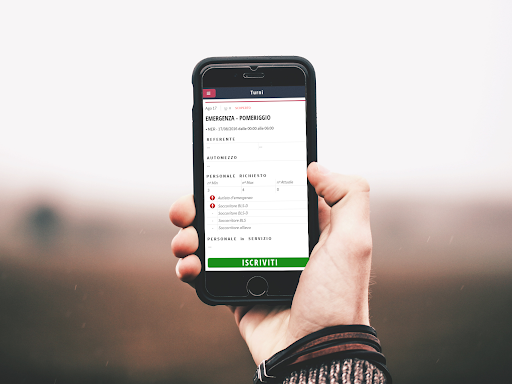 Volontario che consulta i turni dall'app dedicata
